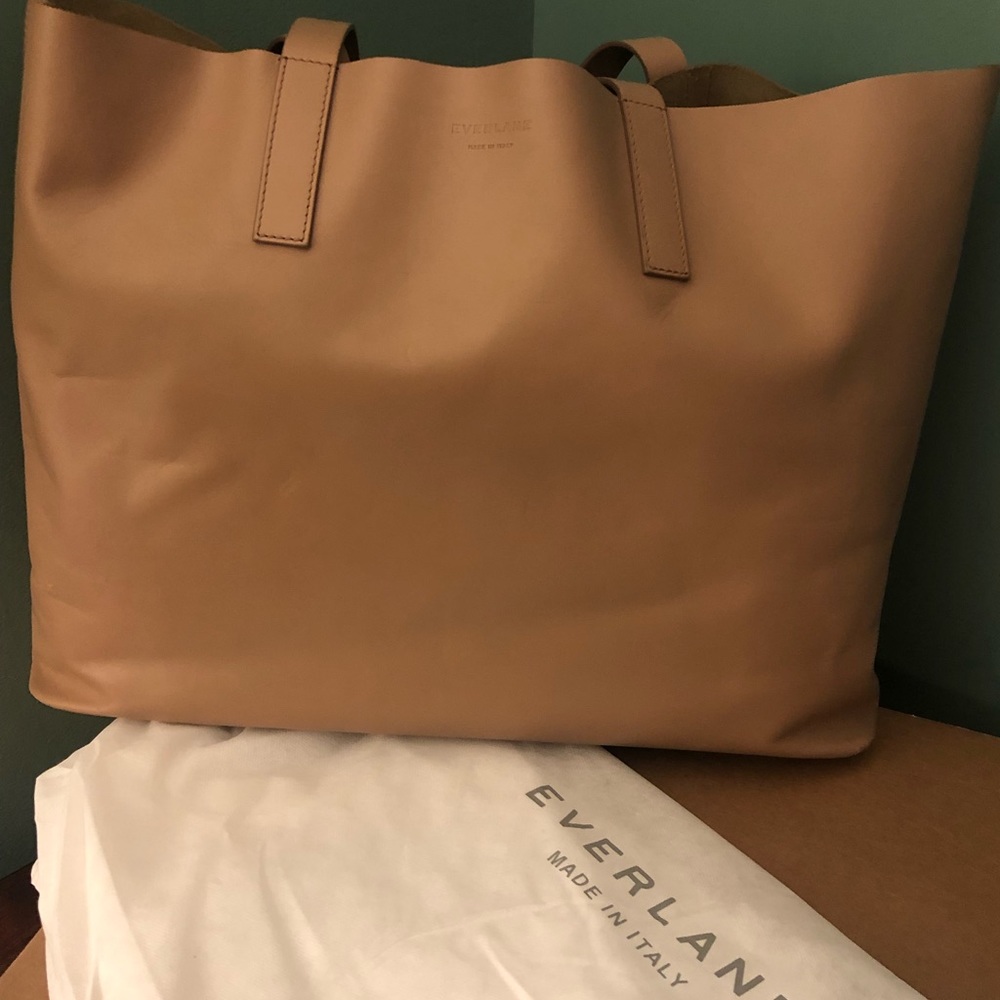 Everlane The Day Market Tote in Light Taupe.